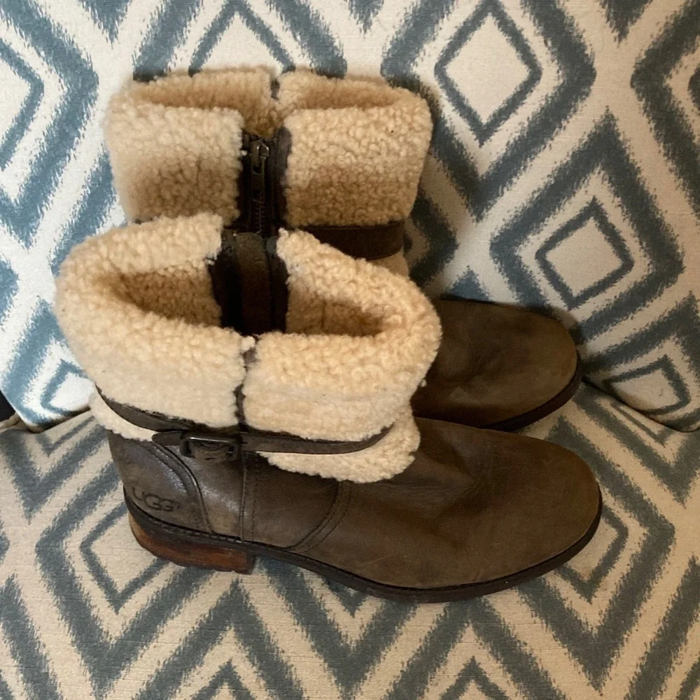 Ugg Cozy‎ Brown and Cream Shearling Boots 8M